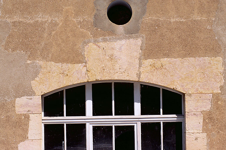 Façade ouest de l'atelier (27) : détail d'une fenêtre.