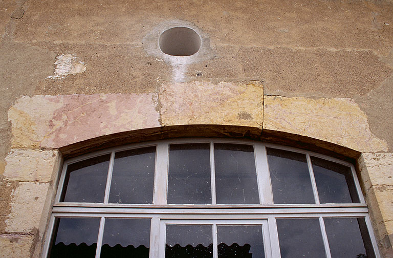 Façade ouest de l'atelier (27) : détail d'une fenêtre.