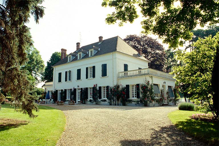 Façade postérieure du logement patronal (10), de trois quarts droite.