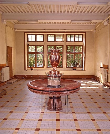 Collège de l'Arc, à Dole : fontaine (fin 17e siècle), en marbre de Sampans.