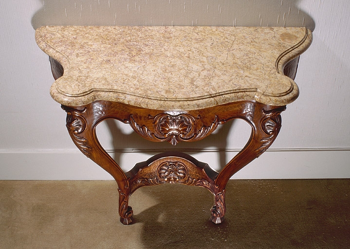 Table d'applique (20e siècle) de la maison André Thibert (Lons-le-Saunier), à dessus en brocatelle jaune de Chassal.