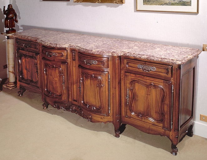 Buffet (20e siècle) de la maison André Thibert (Lons-le-Saunier), à dessus en brocatelle violette de Chassal.