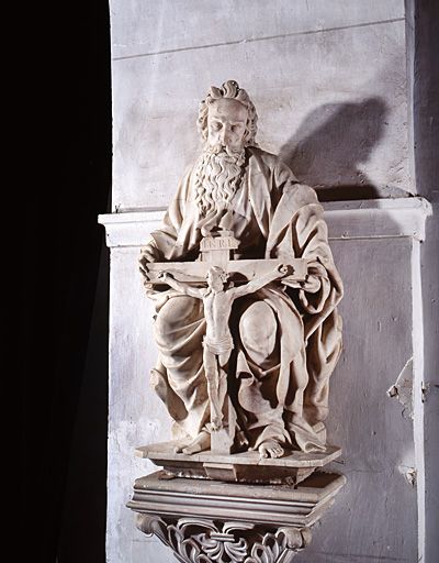 Prieuré de bénédictins, actuellement église paroissiale et maison, à Saint-Lothain : statue de la Trinité (16e siècle), en albâtre.