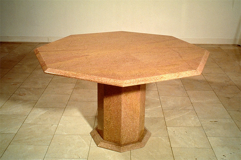 Usine de taille de matériaux de construction Célard, à Saint-Amour : table (20e siècle) en marbre de Balanod.