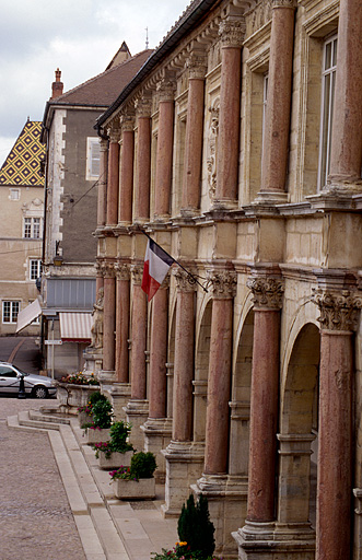 Vue rapprochée de la façade antérieure de trois quarts droite.