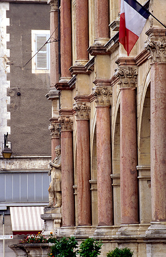 Façade antérieure : détail des colonnes du rez-de-chaussée, de trois quarts droite.