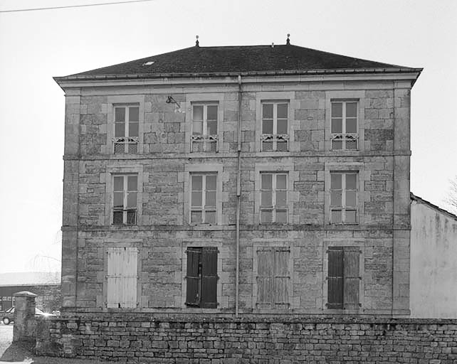 Façade antérieure du logement d'ouvriers.