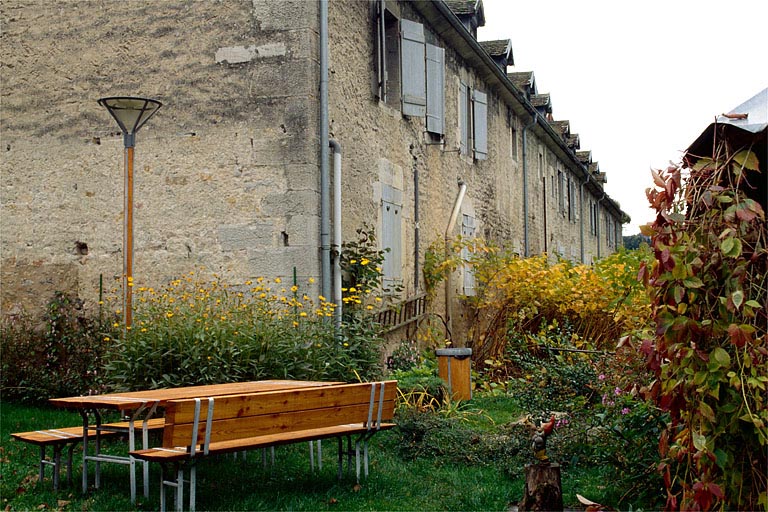 Vue d'ensemble du mobilier urbain réalisé par Jean-Baptiste Silbertin-Blanc en 1995.