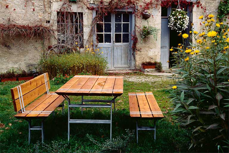 Table et bancs.