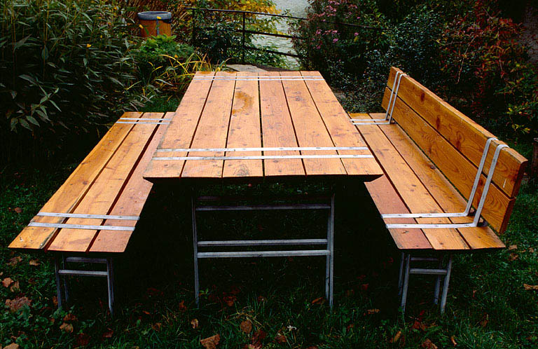 Table et bancs.