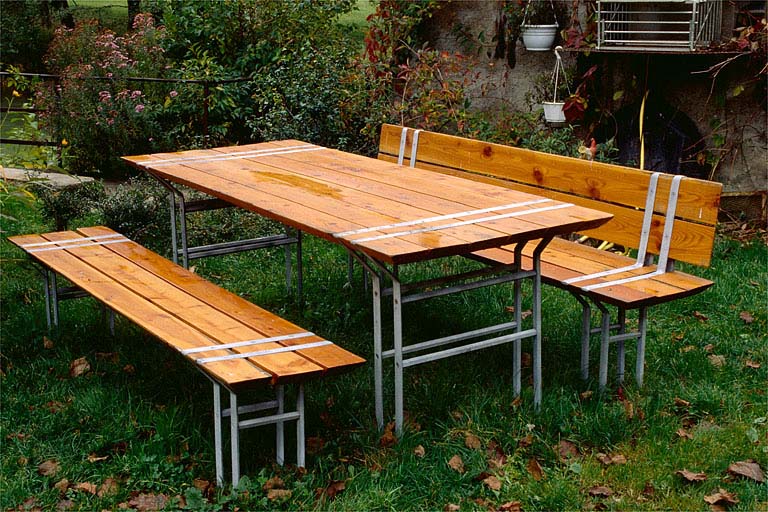 Table et bancs vus de trois quarts.