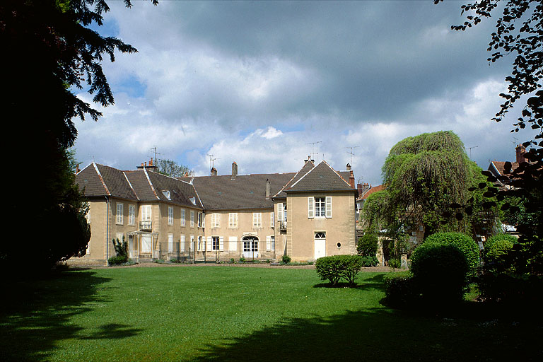 Vue de la façade postérieure depuis le parc.