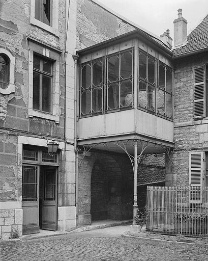Atelier d'horlogerie dans la cour (hôtel 86 rue des Granges).