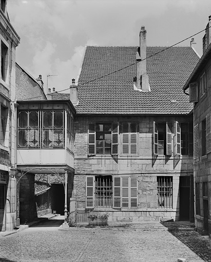 Atelier d'horlogerie dans la cour (hôtel 86 rue des Granges).