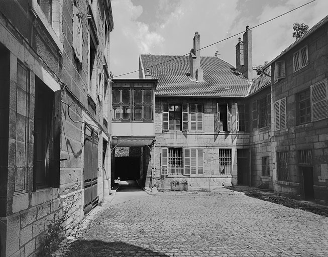 Atelier d'horlogerie dans la cour (hôtel 86 rue des Granges).