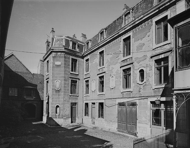 Vue d'ensemble du logis droit.