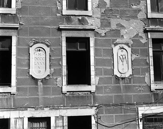 Logis secondaire : façade antérieure, détail des médaillons.