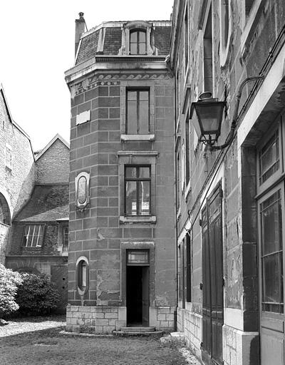 Façade antérieure du logis secondaire droit : détail de l'avant-corps gauche.