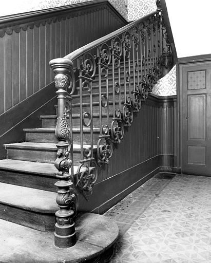 Logis secondaire droit : intérieur, détail de l'escalier.