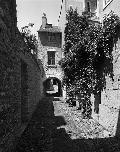 Entrée secondaire de l'édifice, rue de la Bibliothèque.