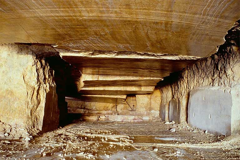 Carrière souterraine de Chassal : intérieur, partie centrale, depuis une entrée.