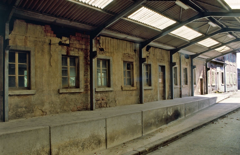 Quai couvert établi contre l'ancien tissage.