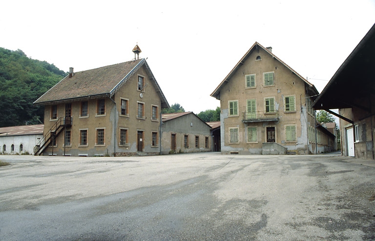 Laboratoire, bureaux et conciergerie depuis le sud.
