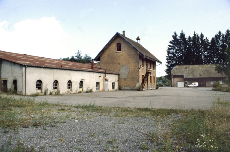 Atelier de forge et bâtiment du laboratoire et des bureaux.