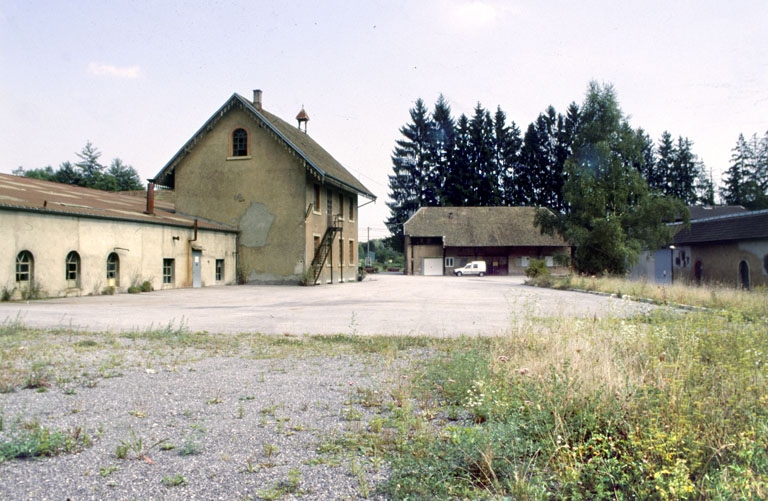 Vue de la cour depuis l'emplacement de l'ancienne salle des machines.