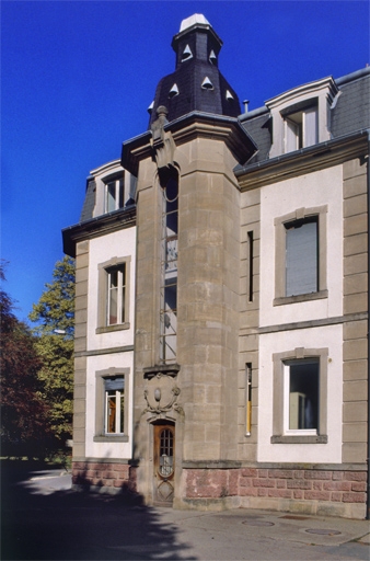Tourelle sur la façade ouest du logement patronal.