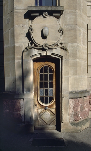 Décor sculpté de la porte de la tourelle.