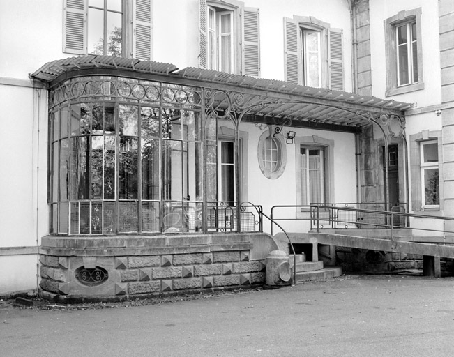 Détail de la véranda et de la marquise du logement patronal.