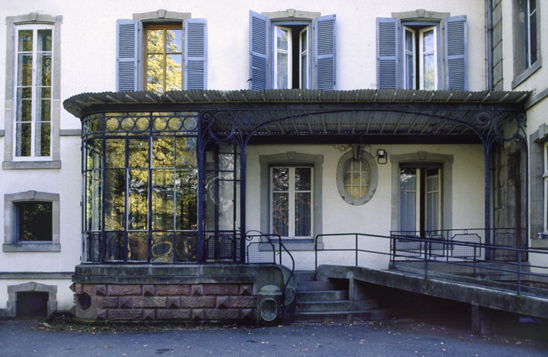 Perron et véranda du logement patronal.