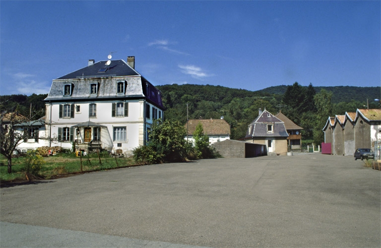 Logement patronal, conciergerie et pignons d'un atelier de fabrication depuis le sud.