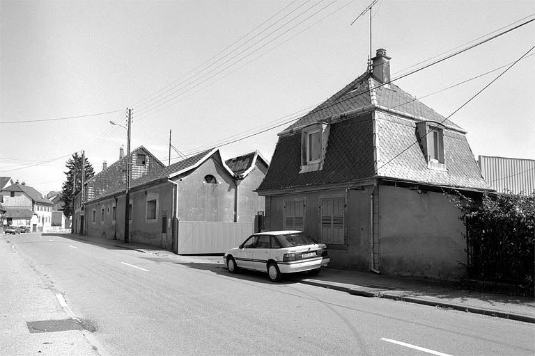 Atelier de fabrication et conciergerie depuis l'ouest.