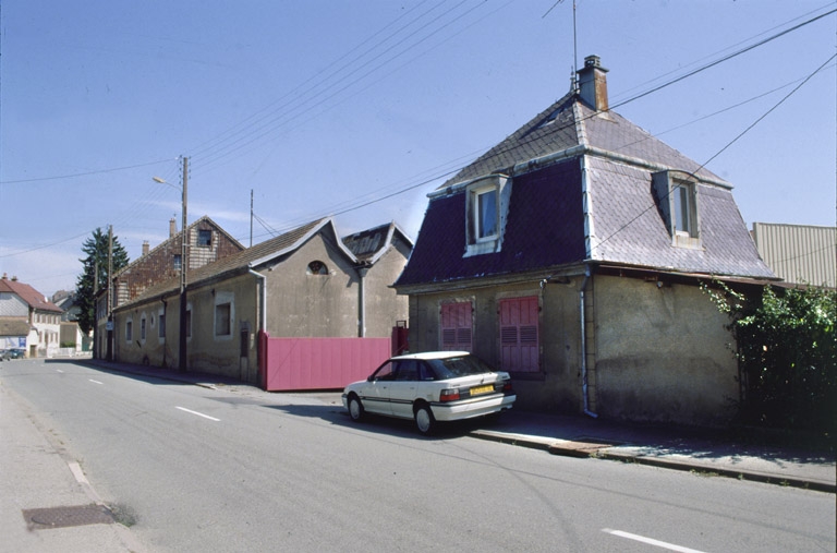 Atelier de fabrication et conciergerie depuis l'ouest.