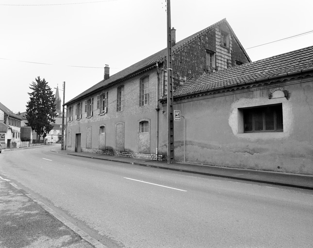 Entrepôt industriel, logement et bureaux.
