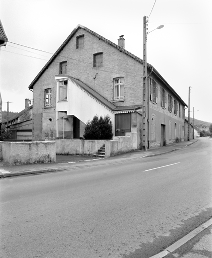 Bâtiment abritant un entrepôt industriel (au rez-de-chaussée), un logement et des bureaux (à l'étage).