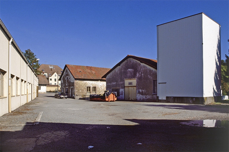 Atelier de fabrication, bureaux et forge depuis l'ouest.