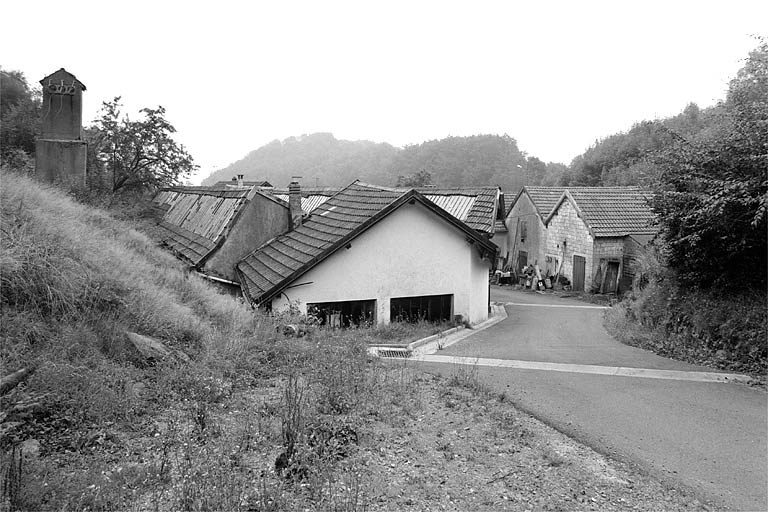 De gauche à droite : transformateur, atelier de fabrication, entrepôt industriel et atelier de réparation.
