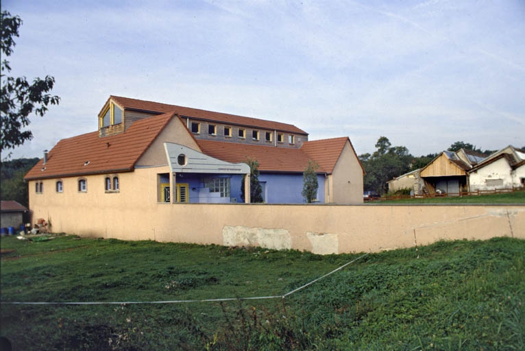 La salle des fêtes. On distingue à gauche les baies à arc segmentaire en briques d'un bâtiment du tissage, inséré dans le nouvel édifice.