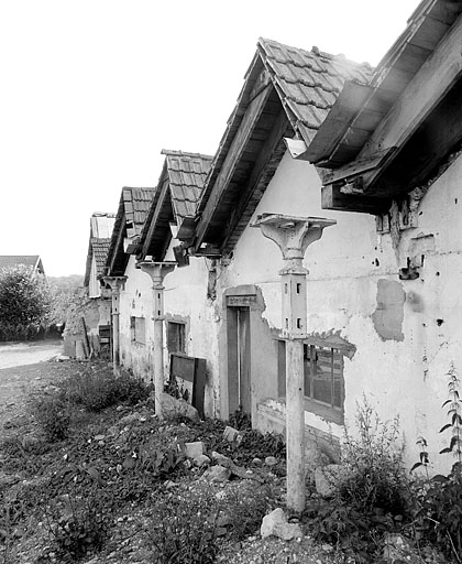 Détail du mur et des poteaux de fonte marquant la limite de destruction de l'atelier de fabrication.