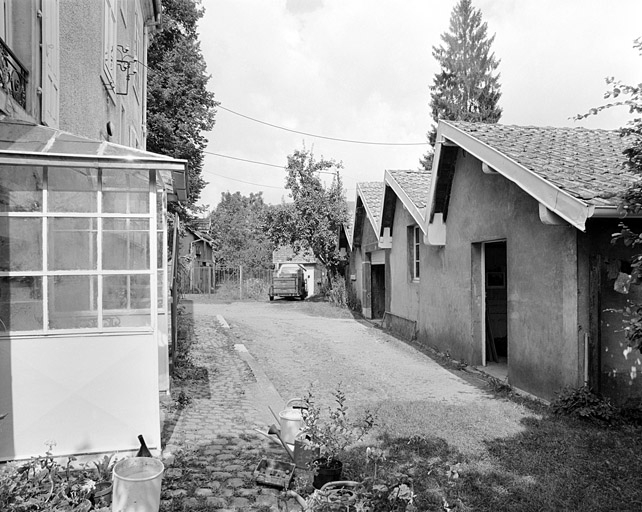 Sheds de l'atelier de fabrication depuis le sud.