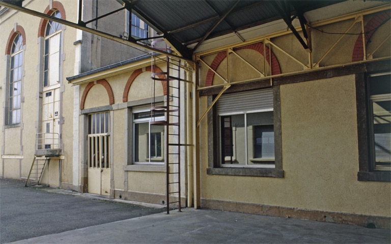 Détail de baies de la salle des machines.