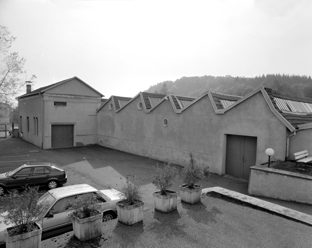 Atelier de fabrication (?) depuis les bureaux.