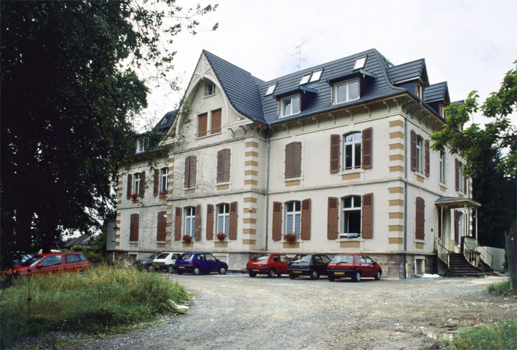 Logement patronal vu de trois quarts.