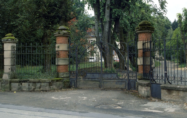 Entrée du parc du logement patronal (rue des Fougerets).