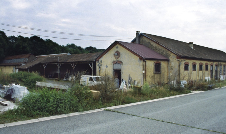 Atelier de filature (à gauche) et magasin industriel (à droite).