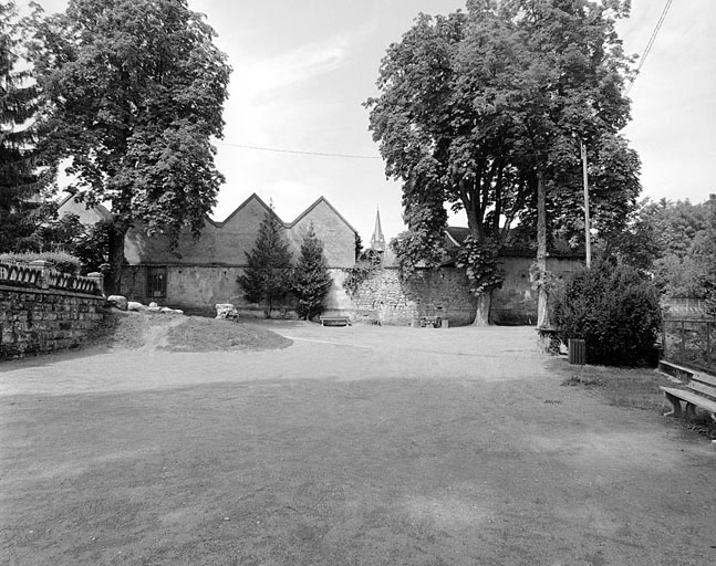 Murs-pignons postérieurs depuis le parc de l'ancien logement patronal.