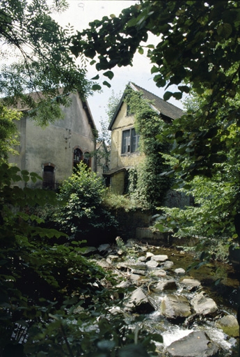 Murs-pignons de la salle des machines et de l'atelier de réparation depuis la Savoureuse.